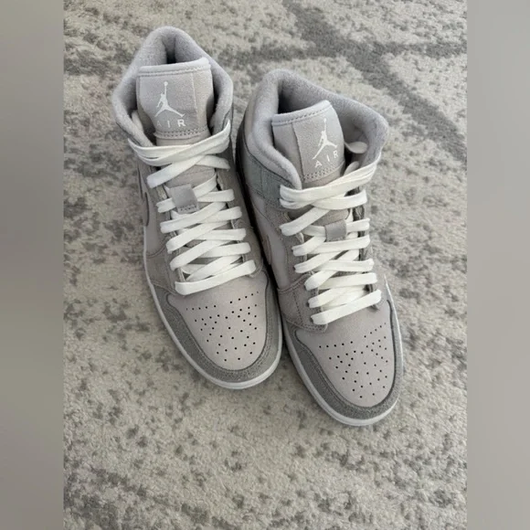 Nike Air Jordan 1 women’s Gray High-Top Sneakers NEW size 7.5 - Picture 2 of 5